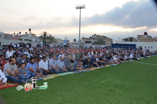 فيديو : المئات يؤدون صلاة عيد الأضحى والرئيس عادل بدير والأهالي يتصافحون ويهنئون ويعم السرور كل الحضور